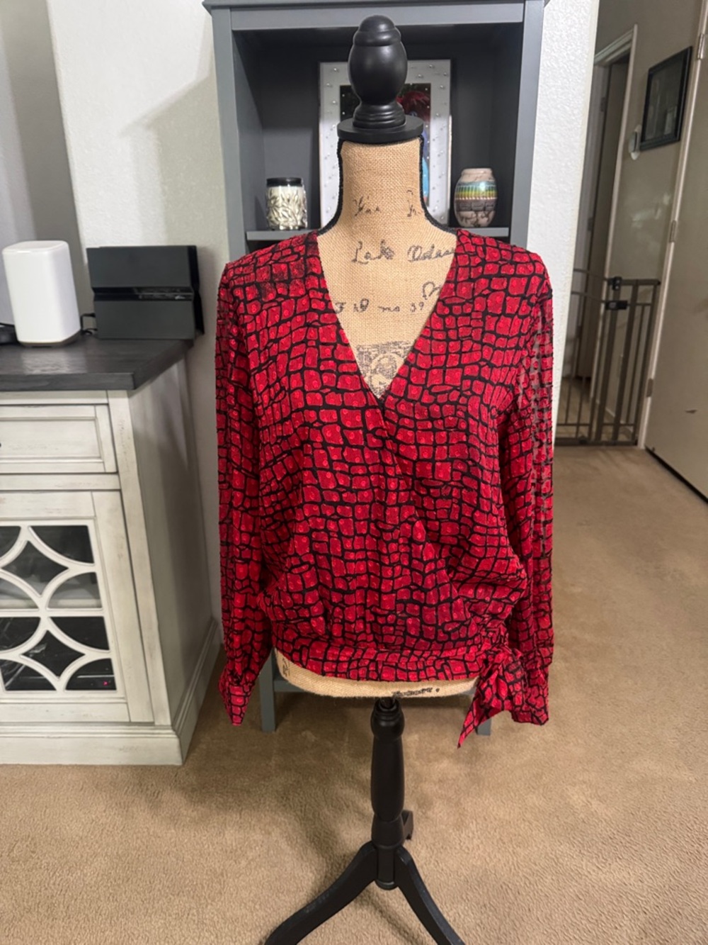 Calvin Klein Red Patterned V-Neck Tie-Sleeve Blouse size L